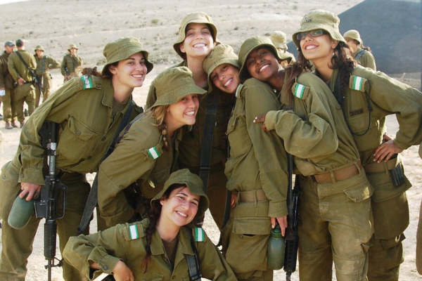 Female infantry instructors take a break in southern Israel (Flickr.com)