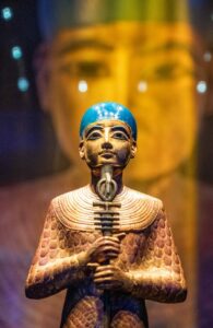 Egyptian statue (Shutterstock)