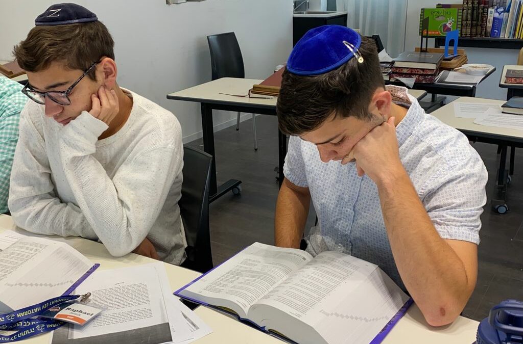 Pre-army students begin intensive daily study of “The Israel Bible” 