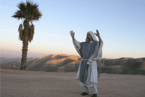 Tzaraat On Clothing: The First Warning