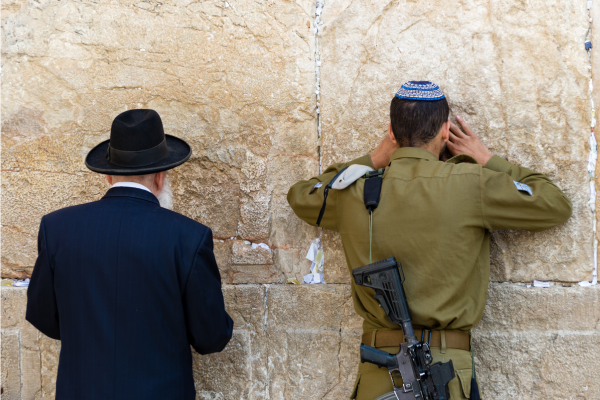 Israeli soldier praying in the Western Wall (Shutterstock.com)