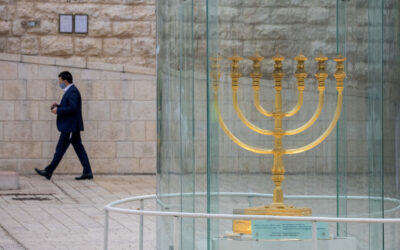 Tetzaveh – Revealing God in those who serve Him