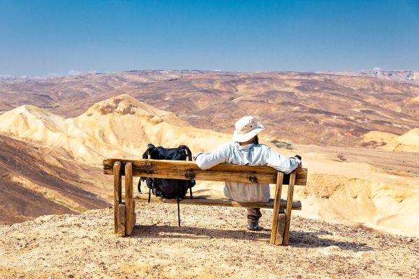 A hiker stops to rest in the Negev desert (Shutterstock.com)