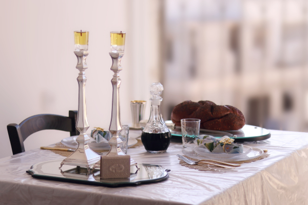 Shabbat table (Shutterstock.com)